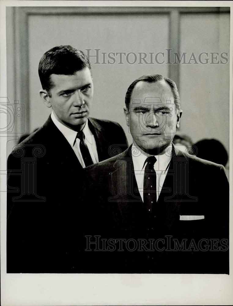 1965 Press Photo E.G. Marshall &amp; Robert Reed on &quot;The Defenders&quot; - hpp23336- Historic Images