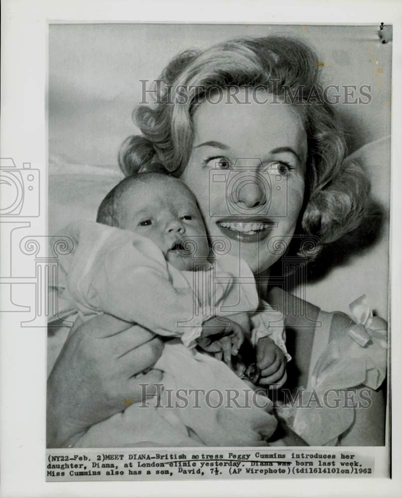 1962 Press Photo British Actress Peggy Cummins Holds Daughter Diana in London- Historic Images