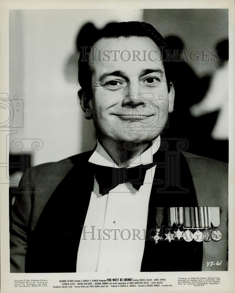 1965 Press Photo British Actor Denholm Elliott in &quot;You Must Be Joking!&quot;- Historic Images