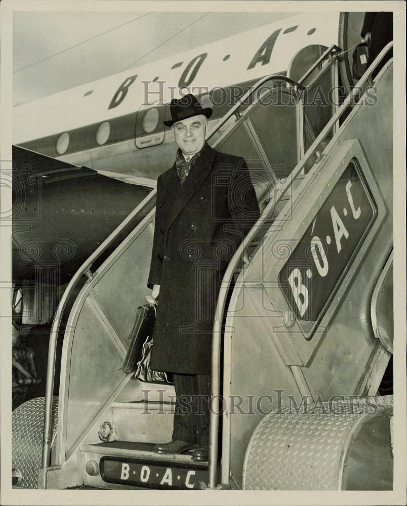 1955 Press Photo Conductor Hugo Rignold at New York International Airport- Historic Images