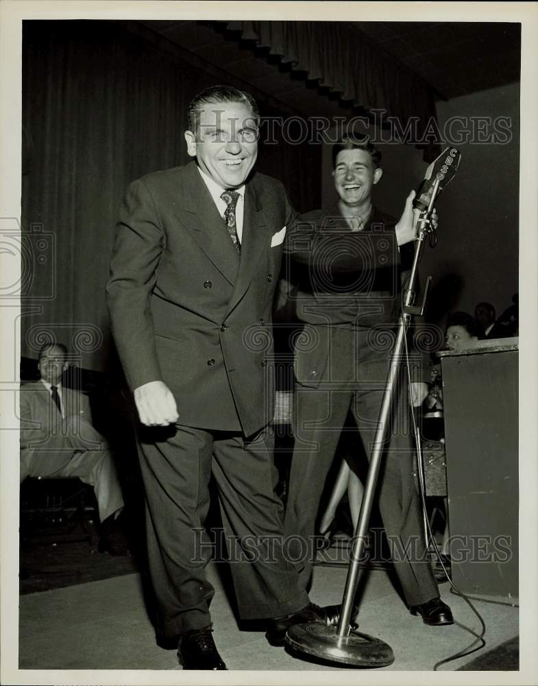 1952 Press Photo Bob Hawk, Star of &quot;Bob Hawk Show&quot; on CBS Radio - hpp24759- Historic Images