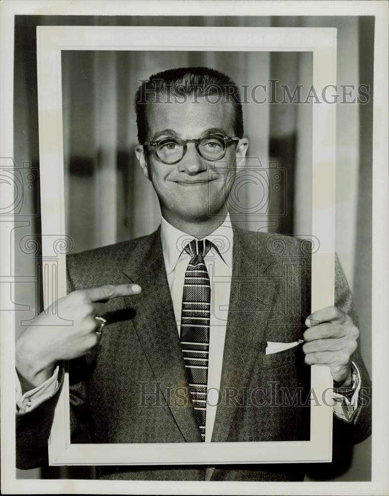 1955 Press Photo TV Emcee Bill Cullen on &quot;Place the Face&quot; - hpp24781- Historic Images