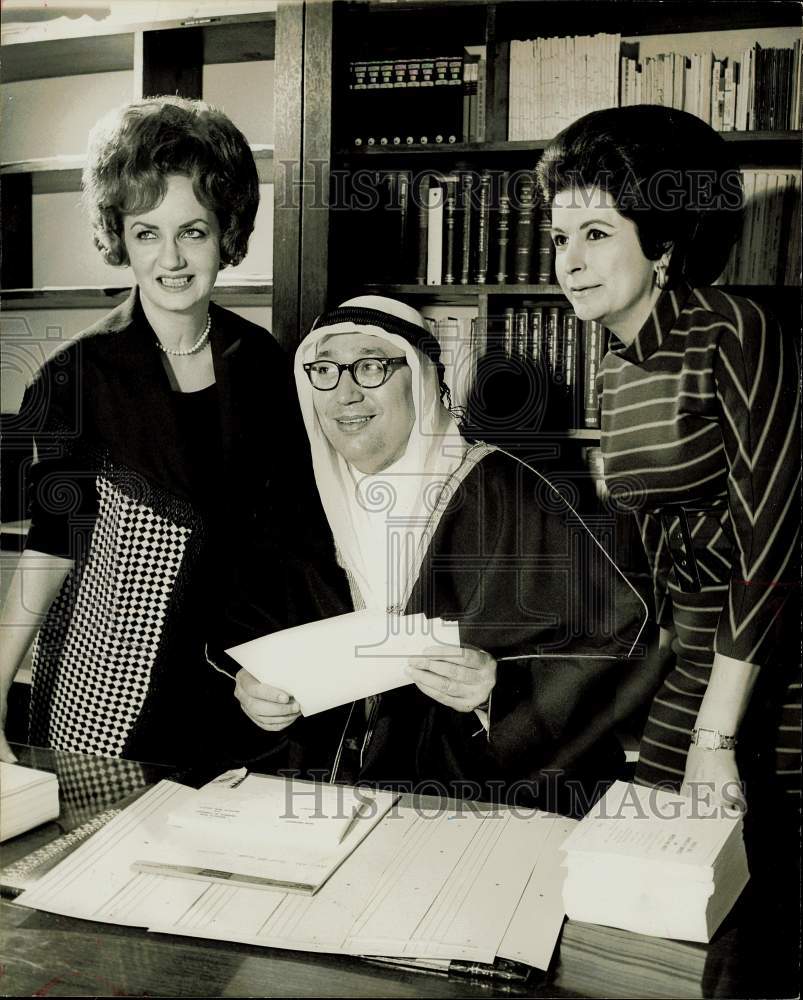 1969 Press Photo Billye Youngblood, Mrs. Lynn Cockburn with Atef Gamal-Eldin- Historic Images