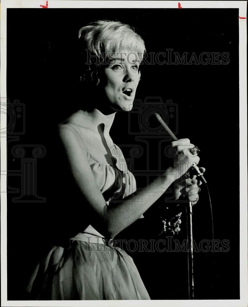 1962 Press Photo Elaine McKenna, Australian Singer - hpp25183- Historic Images