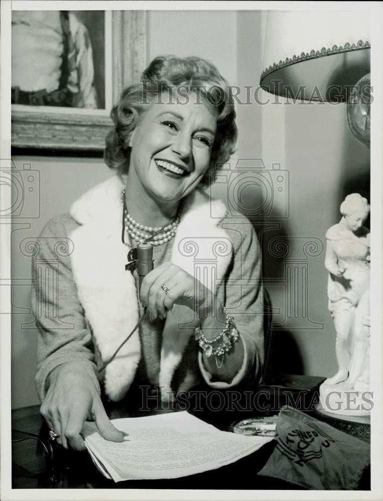 1957 Press Photo TV Star Arlene Francis, Moderator on &quot;Family Living &#39;57&quot;- Historic Images