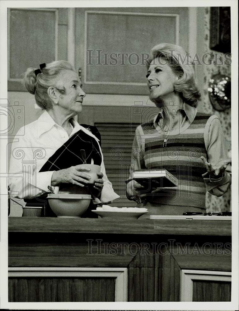 1972 Press Photo Helen Hayes &amp; Dinah Shore on &quot;Dinah&#39;s Place&quot; TV Show- Historic Images