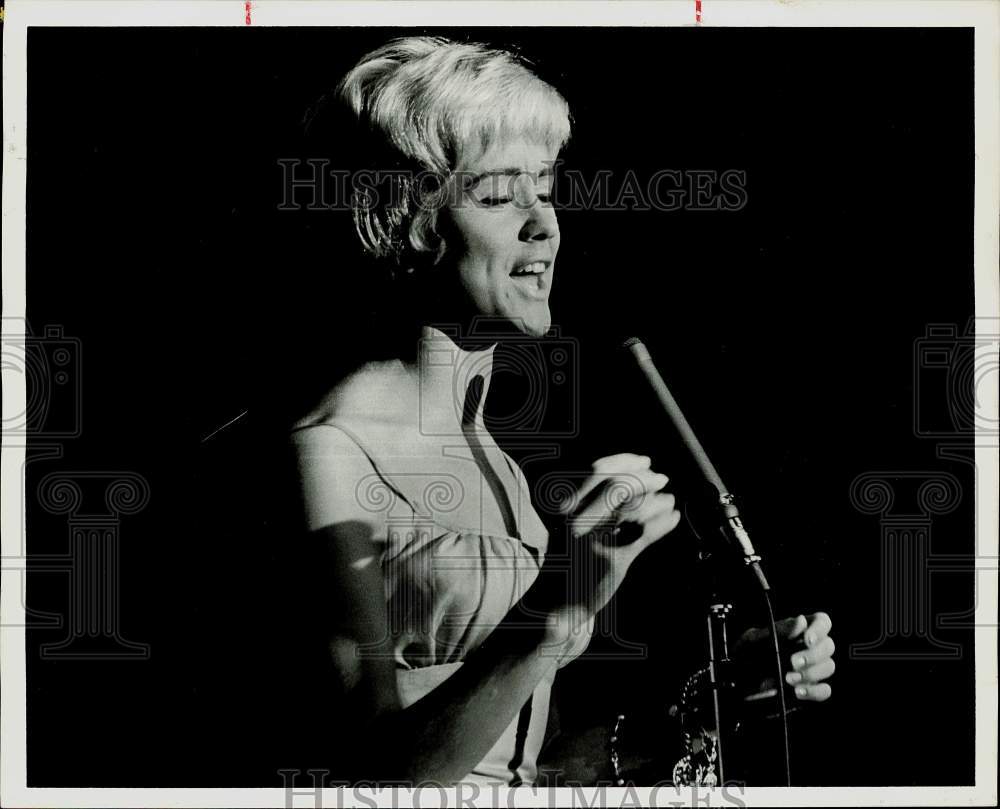 1962 Press Photo Elaine McKenna, Australian Singer - hpp25601- Historic Images