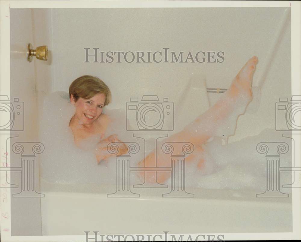 1988 Press Photo Traveling Comedian Cheryl Holliday in Bathtub - hpp25743- Historic Images