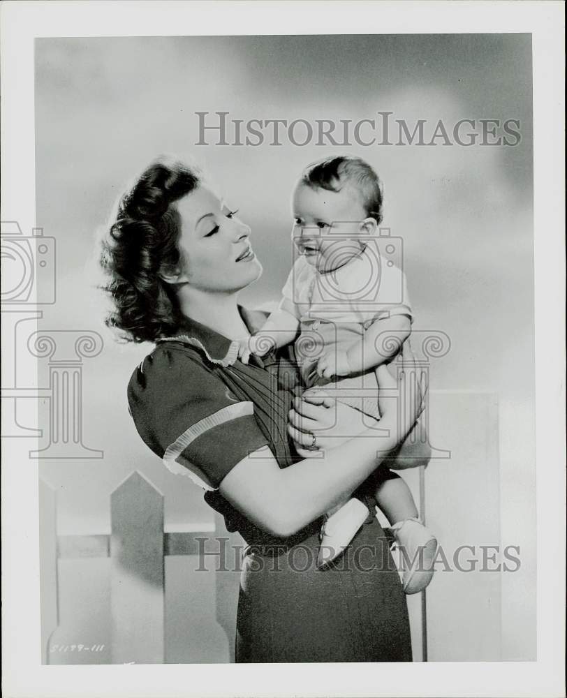 1958 Press Photo Actress Greer Garson Holds Baby in &quot;Blossoms in the Dust&quot;- Historic Images