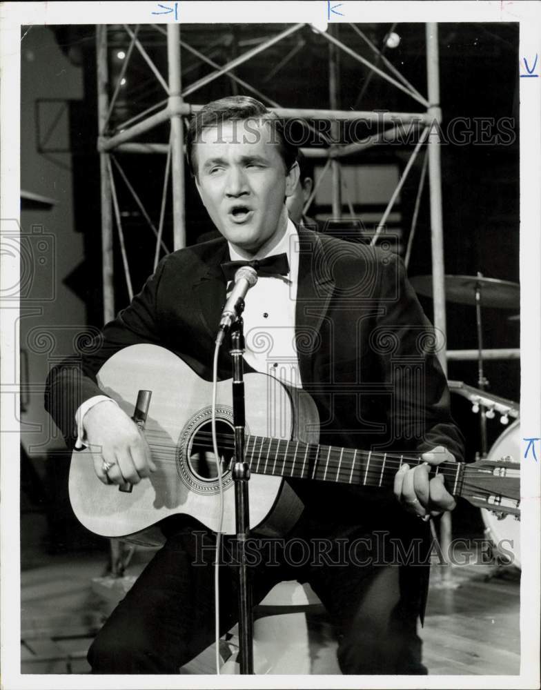 1969 Press Photo Roger Miller performs on &quot;The Roger Miller Show&quot; - hpp26053- Historic Images