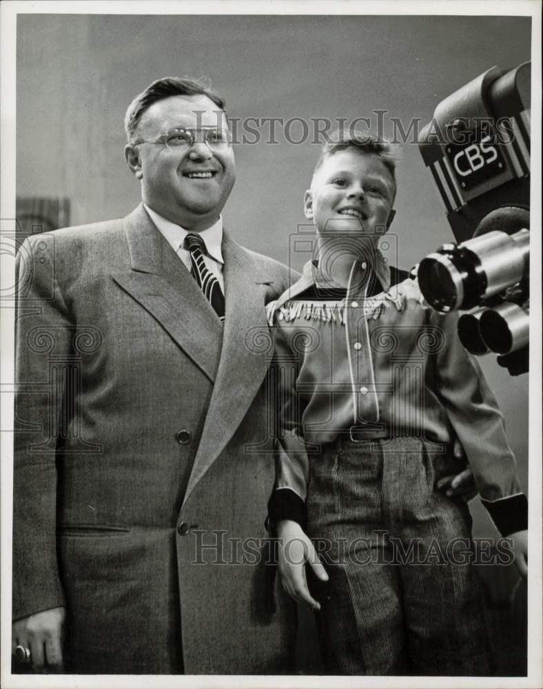 1956 Press Photo Sam Levenson, storyteller and TV humorist with youth at CBS.- Historic Images