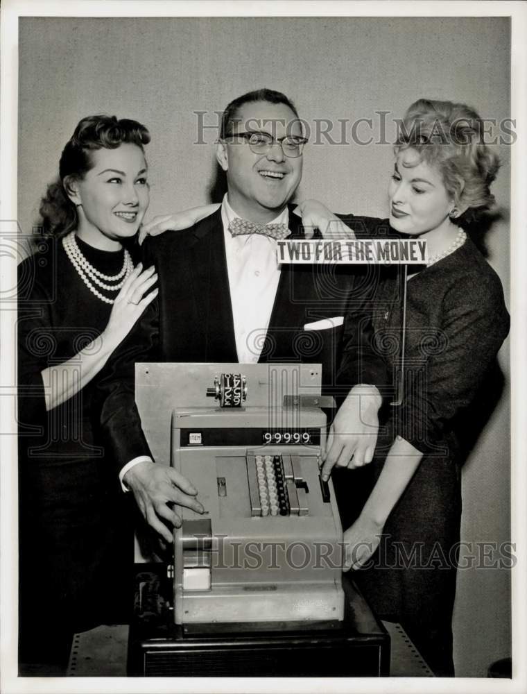 1957 Press Photo Sam Levenson with female hostesses on CBS&#39; &quot;Two For the Money.&quot;- Historic Images