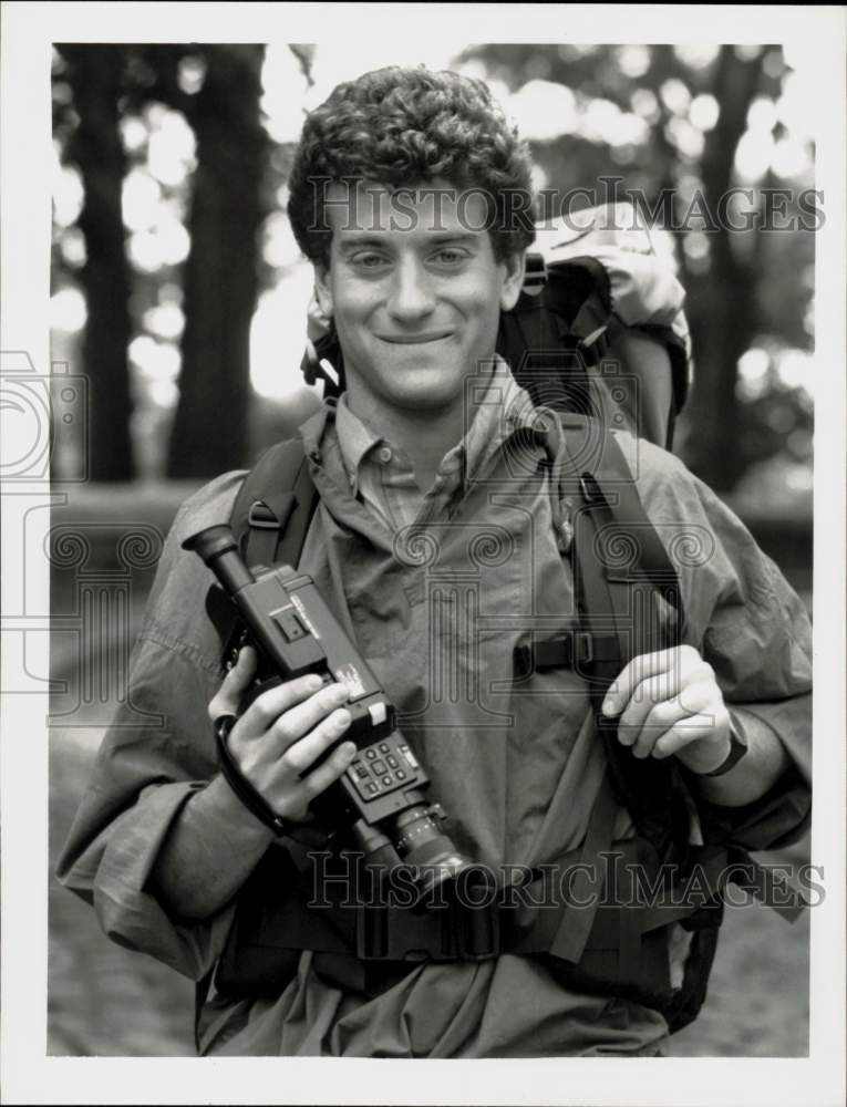 1990 Press Photo Lew Schneider stars in CBS-TV's "Wish You Were Here."