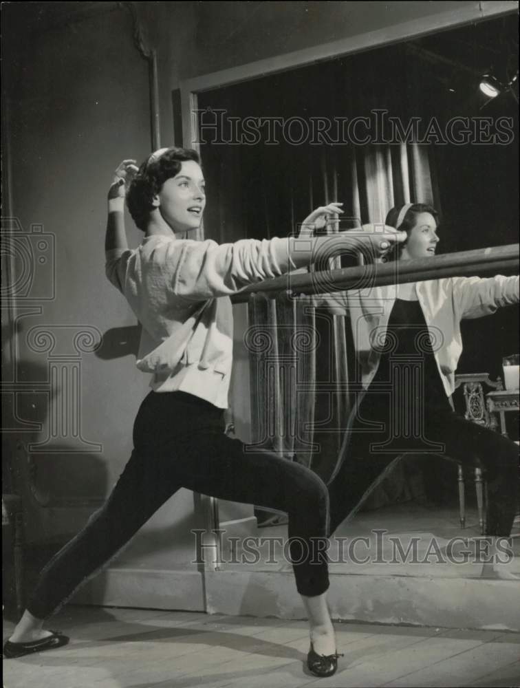 1954 Press Photo Actress practices fencing stance at a studio - hpp26096- Historic Images