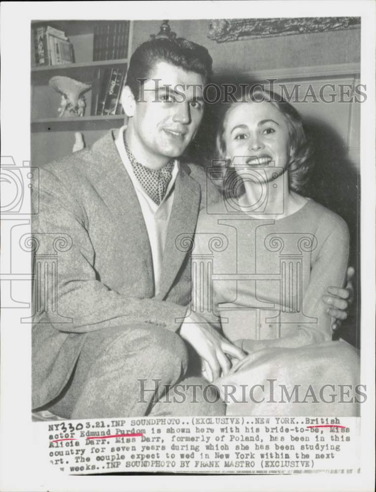 1957 Press Photo Actor Edmund Purdom poses with future bride Alicia Darr in NY.- Historic Images