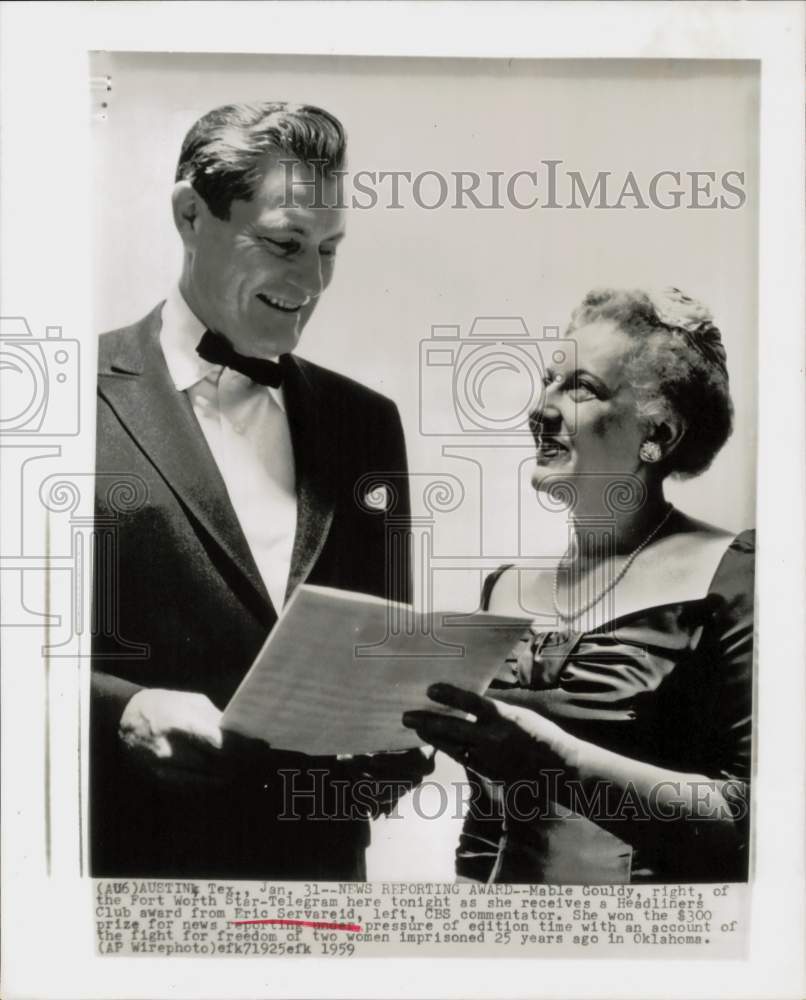 1959 Press Photo Mable Goudy Given Award by Eric Sevareid in Austin, Texas- Historic Images