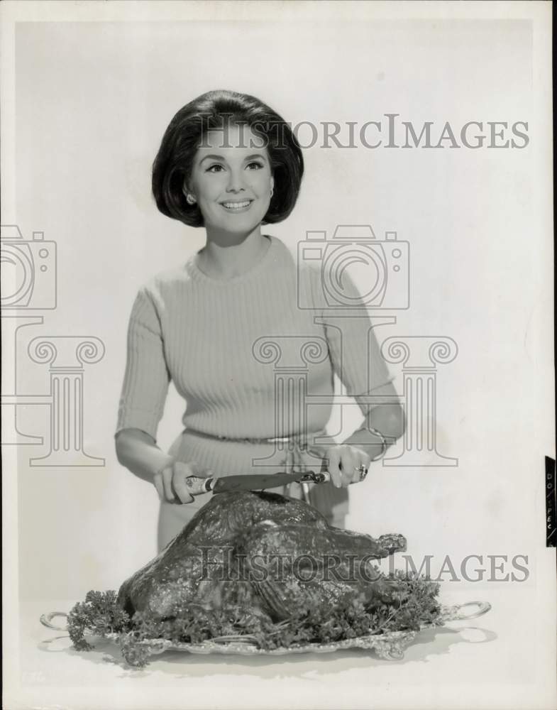 1964 Press Photo Actress Karen Sharpe, Carving Thanksgiving Turkey - hpp26631- Historic Images