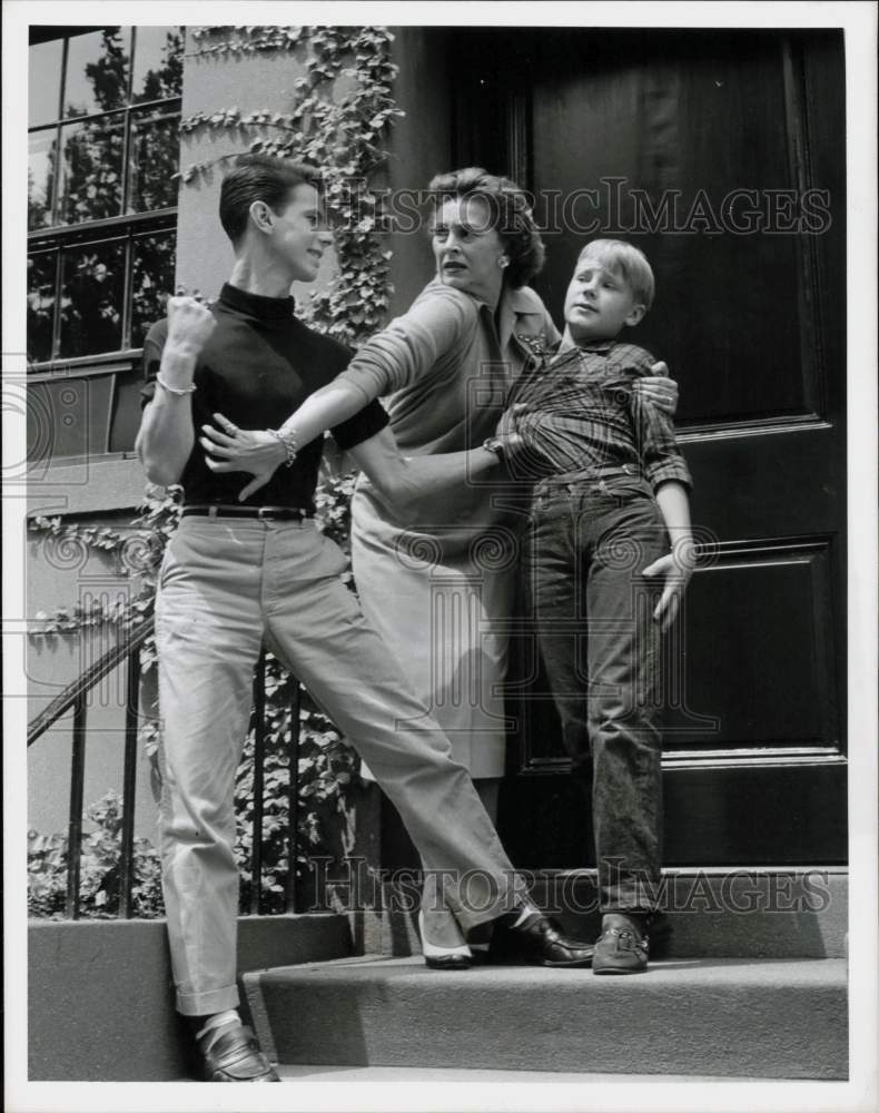 1956 Press Photo Nancy Kelly, Cliff Tatum, Malcolm Shoemaker in Roar of the Lion- Historic Images