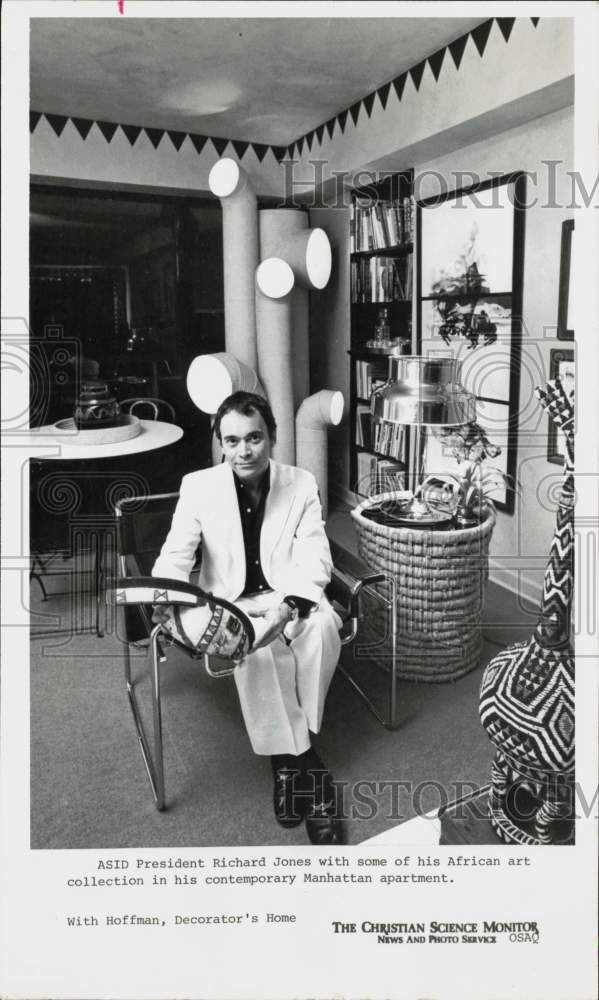 1976 Press Photo Richard Jones, interior decorator, in his Manhattan apartment.- Historic Images