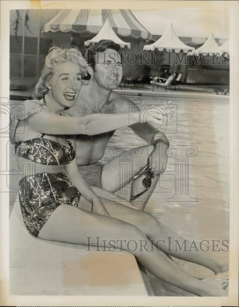 1956 Press Photo Scott Forbes and Jeanne Moody relax at a Hollywood pool.- Historic Images