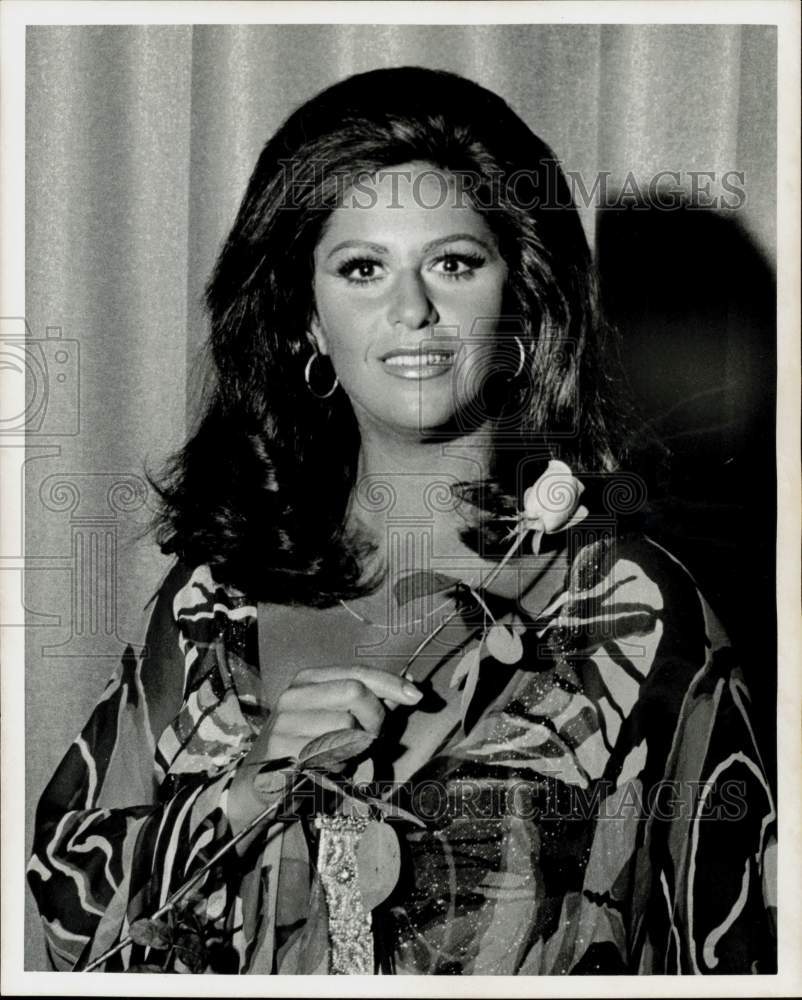 1972 Press Photo Lainie Kazan, entertainer, holds a rose - hpp27041- Historic Images