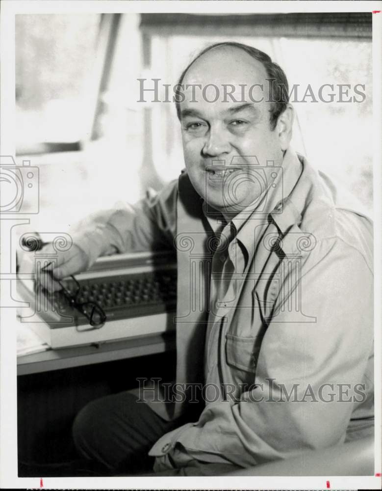 1983 Press Photo Charles Kuralt in &quot;On The Road With Charles Kuralt&quot;- Historic Images