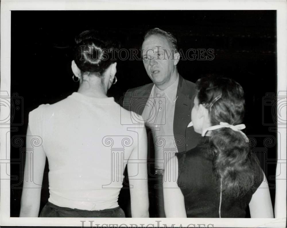 1955 Press Photo Director Josh Logan Judges Interviewees at New York Chorus Call- Historic Images