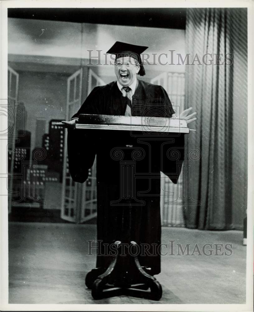 1956 Press Photo Actor Jerry Lester, Wearing Graduation Cap &amp; Gown - hpp27622- Historic Images