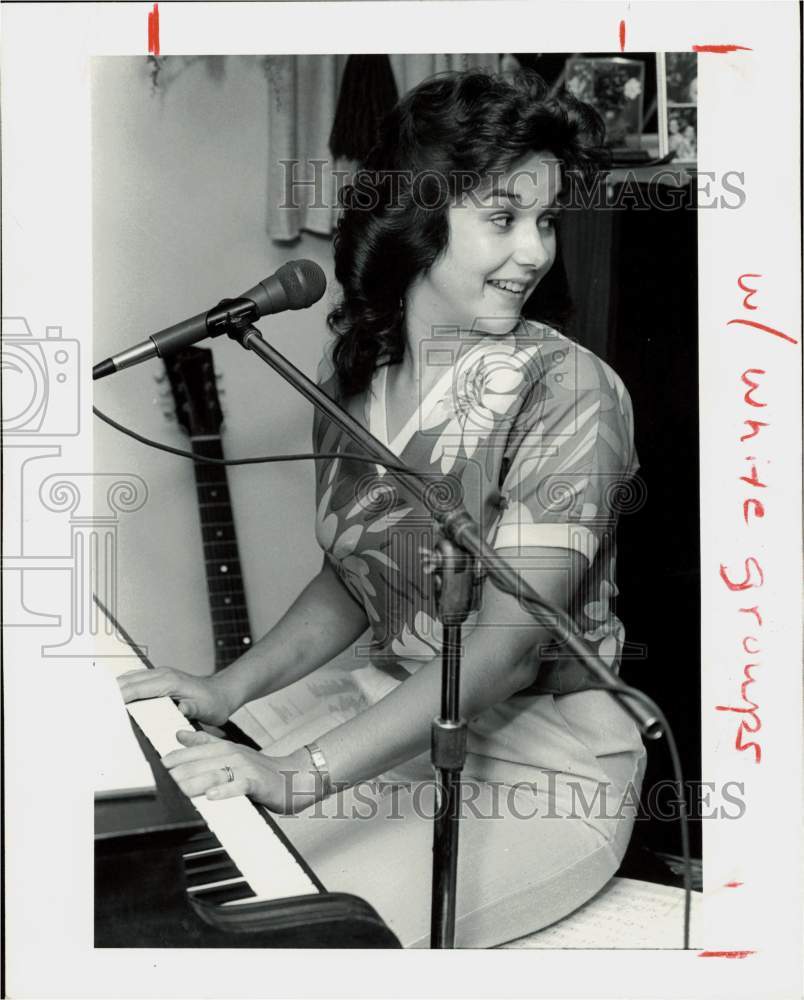 1981 Press Photo Robin Sopchak, Lead Singer &amp; Pianist for Eternal Hope Singers- Historic Images