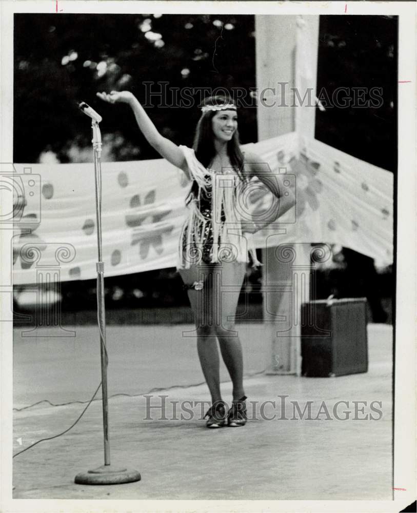 1973 Press Photo Miss Houston Debbie Diehl at Proctor Plaza Recital in Houston- Historic Images