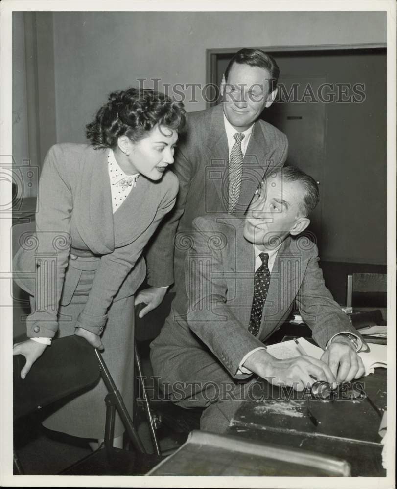 1955 Press Photo Playwright Robert Sherwood with Wendell Corey, Yvonne De Carlo- Historic Images