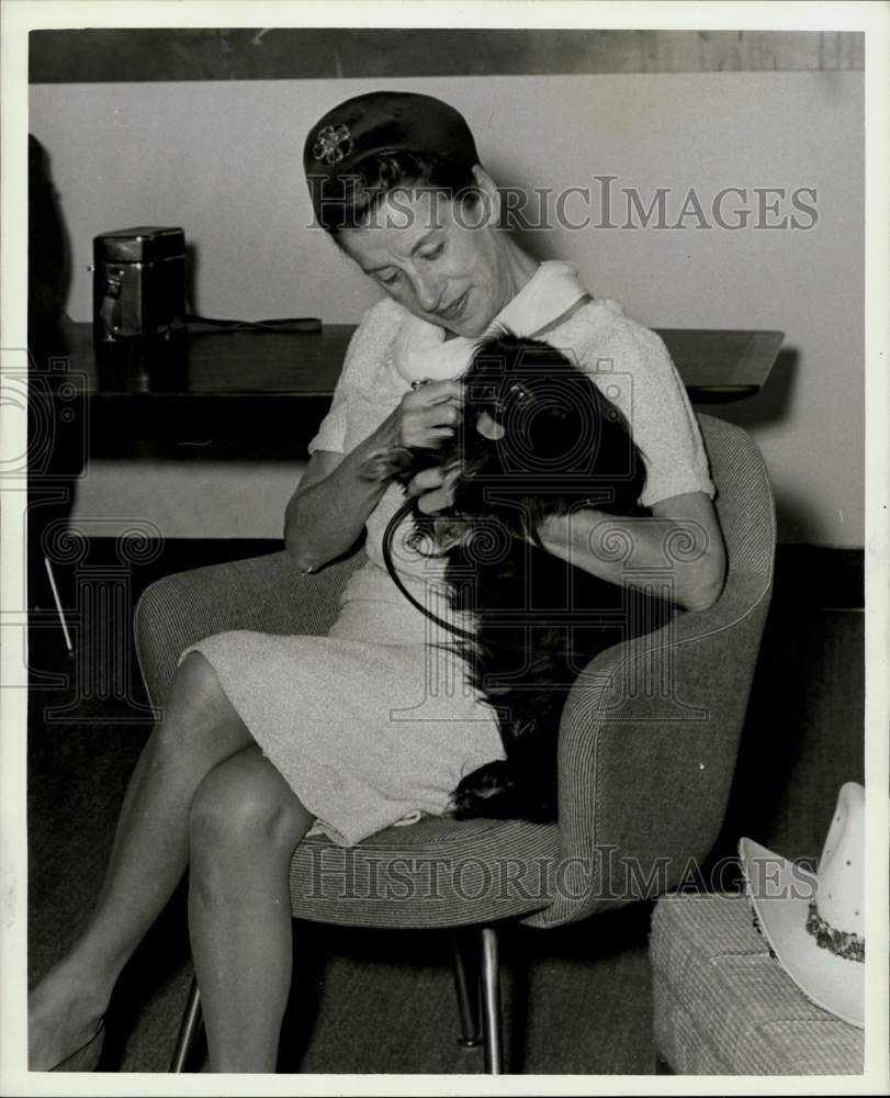 1965 Press Photo Comedian Beatrice Lillie Holding Dog in Houston - hpp28061- Historic Images