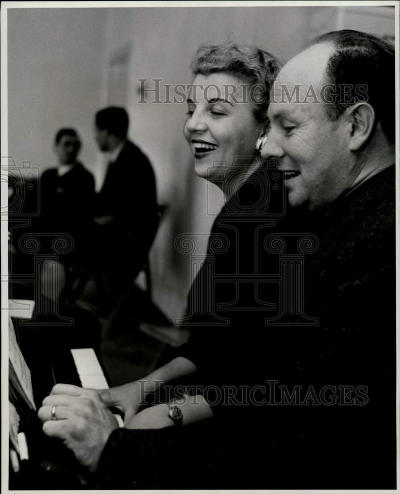 1959 Press Photo Soprano Eva Likova Rehearses with John Alexander in Houston- Historic Images