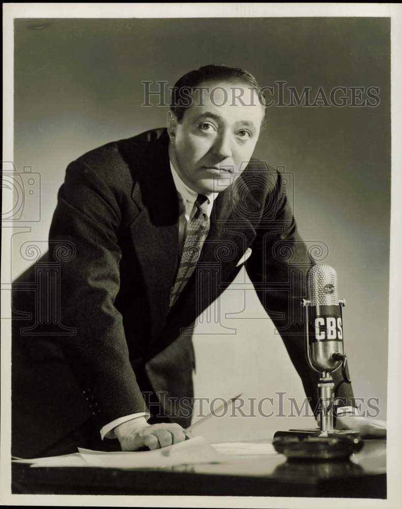 1951 Press Photo CBS Newsman Larry LeSueur in &quot;News Analysis&quot; Radio Program- Historic Images