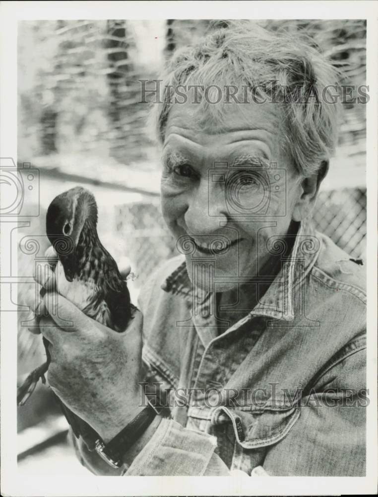 1980 Press Photo Host Burgess Meredith &amp; Rare Bird on &quot;Those Amazing Animals&quot;- Historic Images