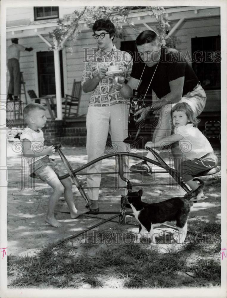 1961 Press Photo Author Mickey Spillane &amp; Wife Pose Children for Picture- Historic Images