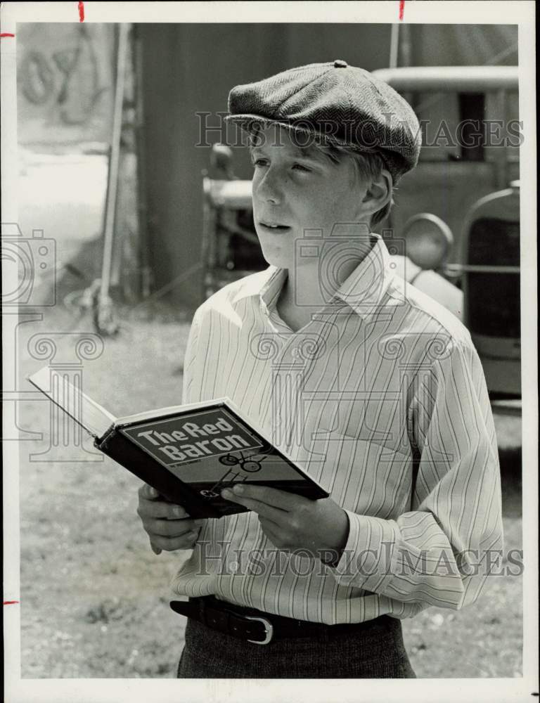 1977 Press Photo Actor Michael LeClair on &quot;The Family Hovak&quot; TV Show - hpp28478- Historic Images