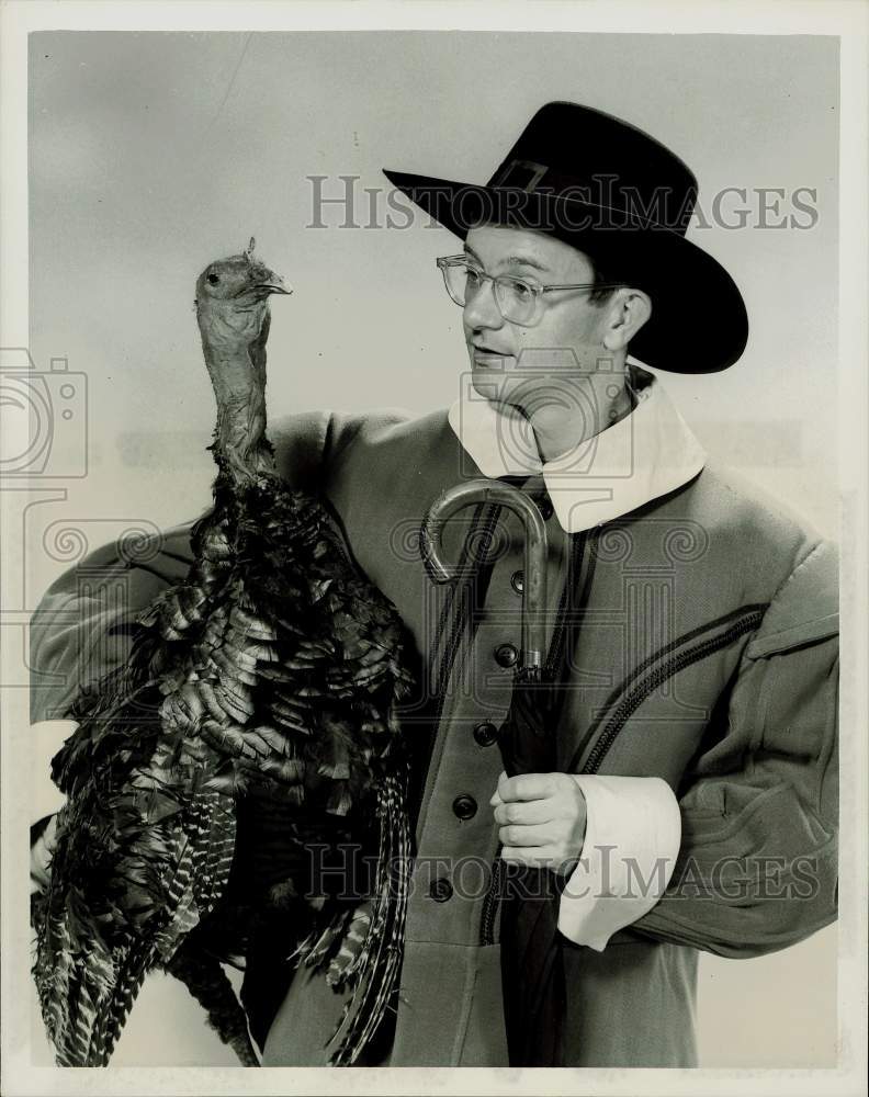 1956 Press Photo Actor Wally Cox &amp; Turkey in &quot;The Adventures of Hiram Holliday&quot;- Historic Images