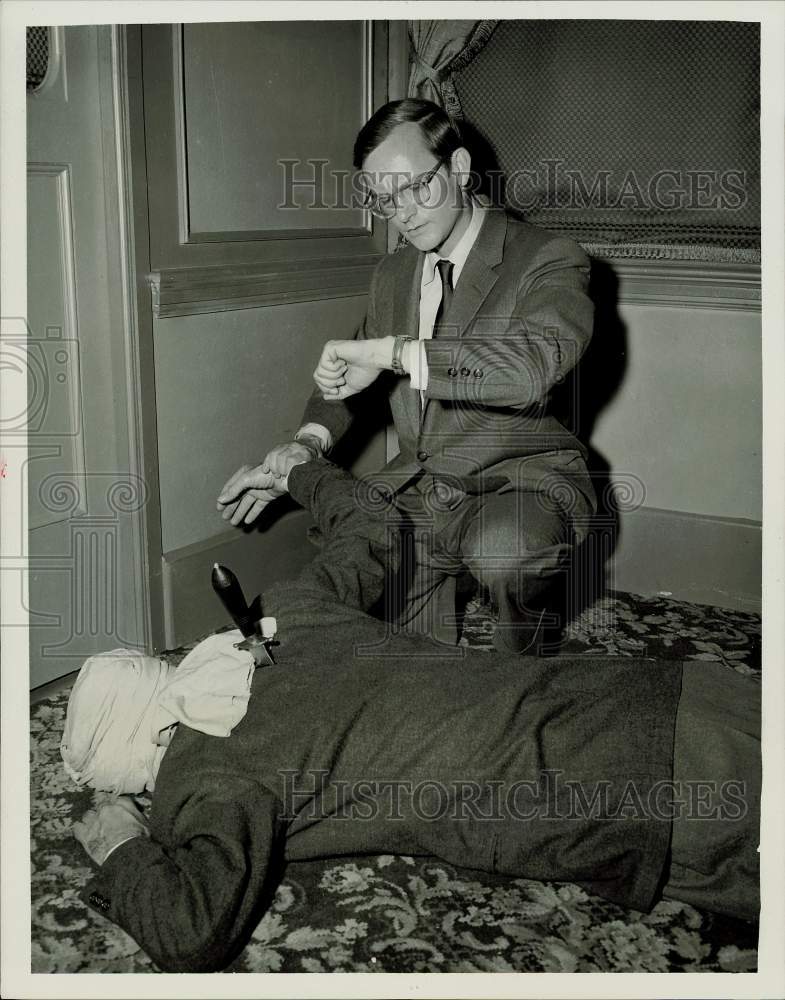 1956 Press Photo Actor Wally Cox in &quot;The Adventures of Hiram Holliday&quot;- Historic Images