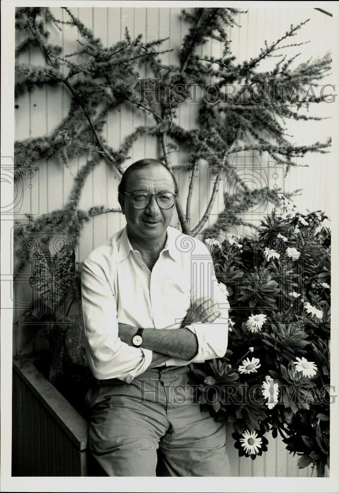 1986 Press Photo Playwright Neil Simon in His Penthouse Terrace in New York- Historic Images