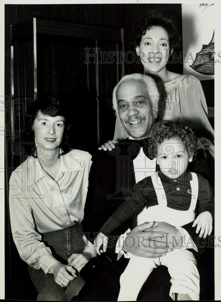 1981 Press Photo Mercer Ellington, Wife Lene &amp; Children in Washington D.C.- Historic Images