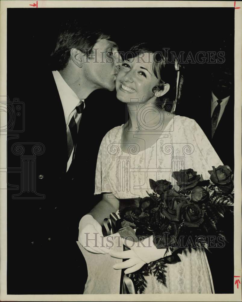 1969 Press Photo Houston Post Model Coed Marguerite Wilhelm &amp; Actor Gary Collins- Historic Images