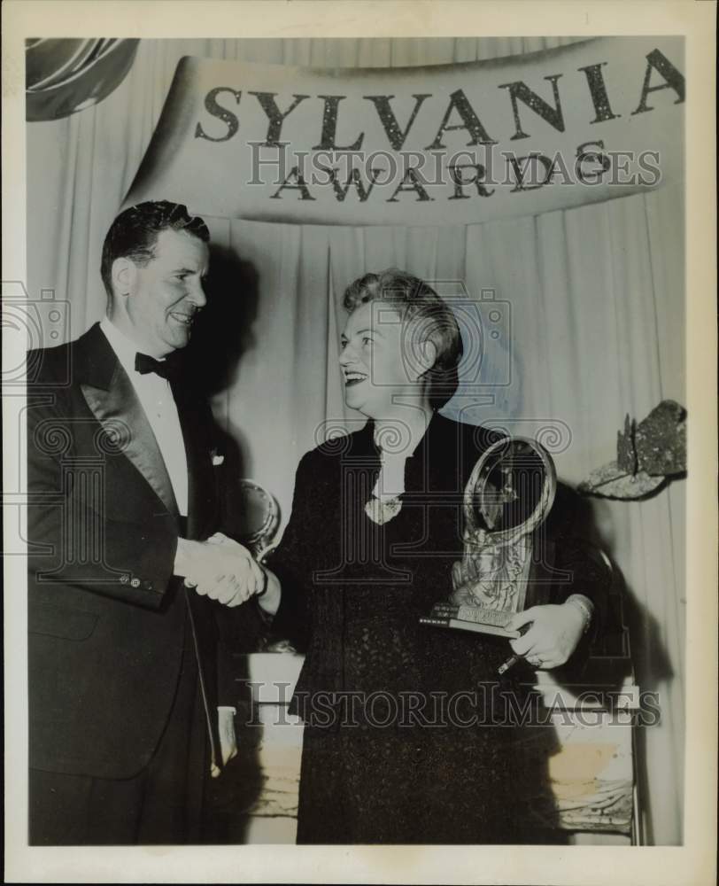 1956 Press Photo Actress Gracie Fields Given Sylvania Award by Don G. Mitchell- Historic Images