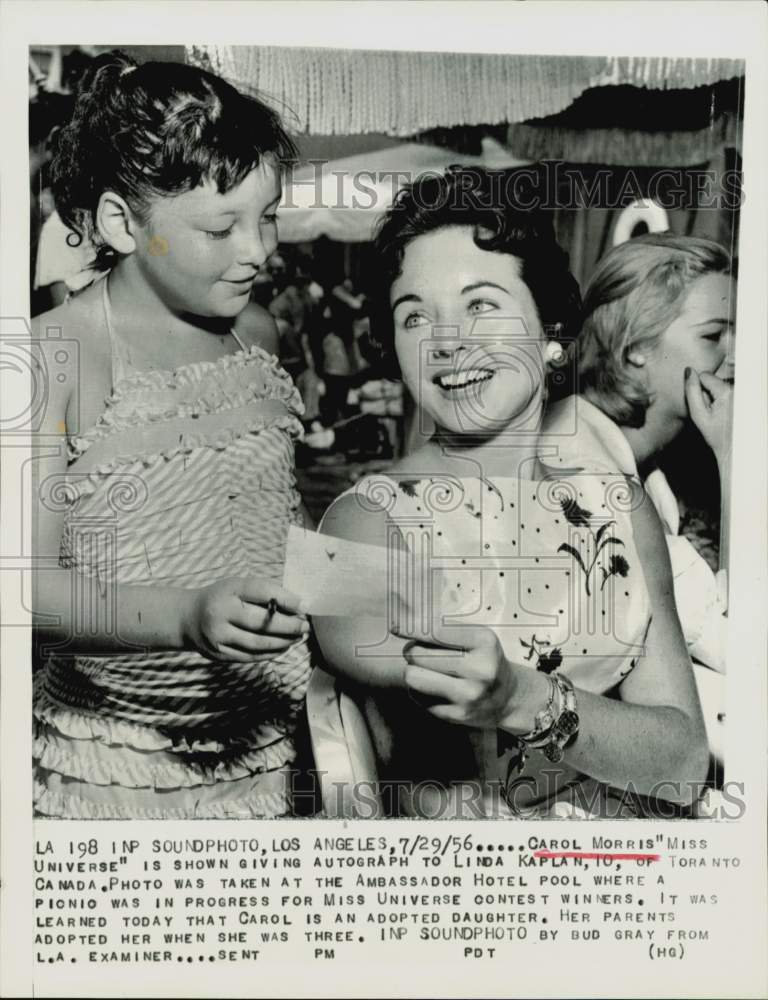 1956 Press Photo Miss Universe Carol Morris with Fan at Ambassador Hotel in L.A.- Historic Images