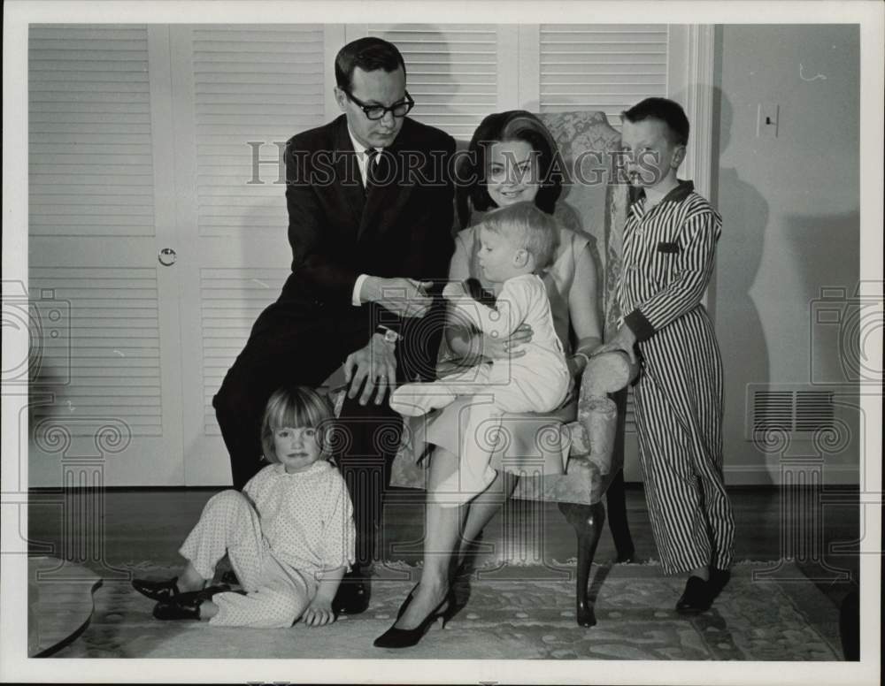 1966 Press Photo Presidential News Secretary Bill Moyers with Wife &amp; Children- Historic Images