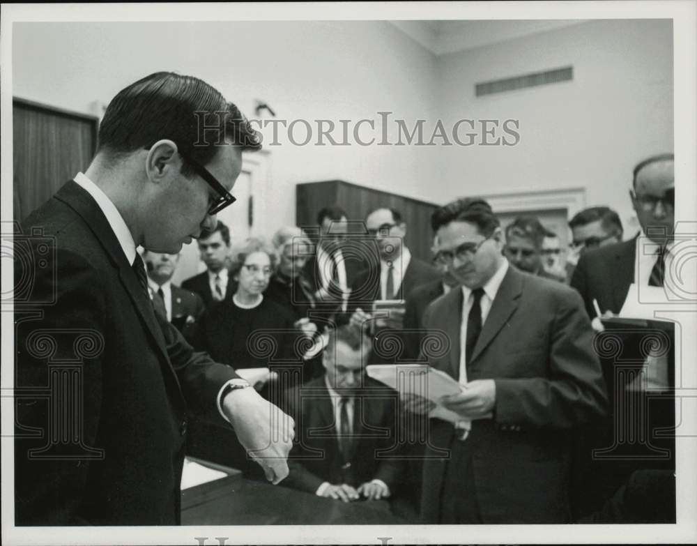 1966 Press Photo Press Secretary Bill Moyers at White House News Briefing- Historic Images