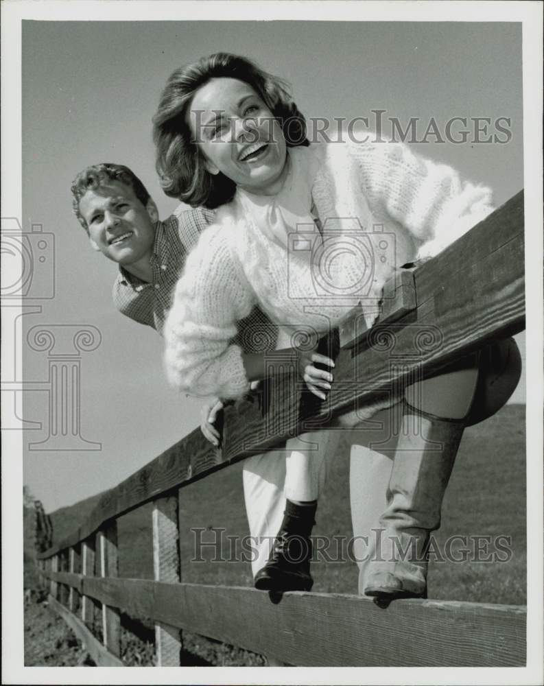 1962 Press Photo Terry Moore and Ryan O&#39;Neal in &quot;Empire&quot; TV Series - hpp29813- Historic Images