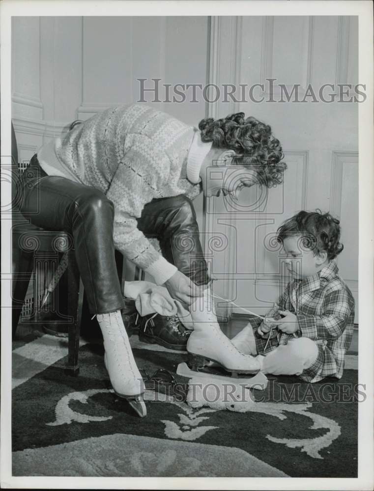 1958 Press Photo Singer Patrice Munsel &amp; Her Son Rhett, Lace Up Ice Skates- Historic Images