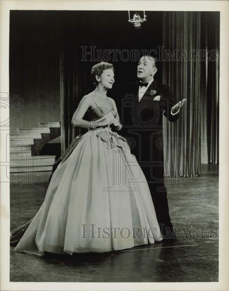 1957 Press Photo Actress Mary Martin &amp; Noel Coward - hpp29884- Historic Images