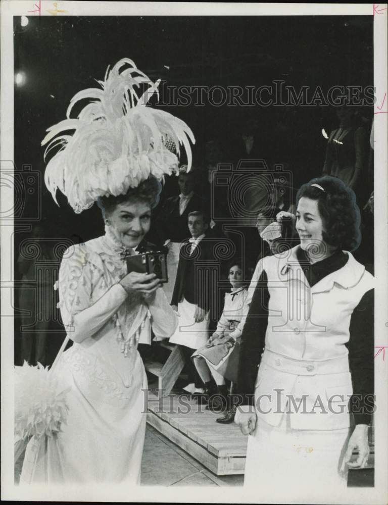 1965 Press Photo Mary Martin and Lucy Jarvis Film TV Special About &quot;Hello Dolly&quot;- Historic Images